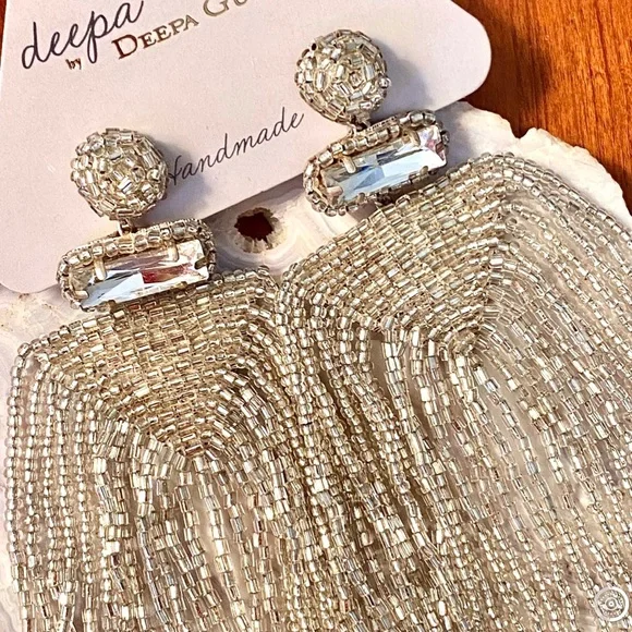 🌺🎉NWT🎉🌺 Anthropologie Deepa Silver Beaded Fringe Chandeliers - Picture 7 of 16
